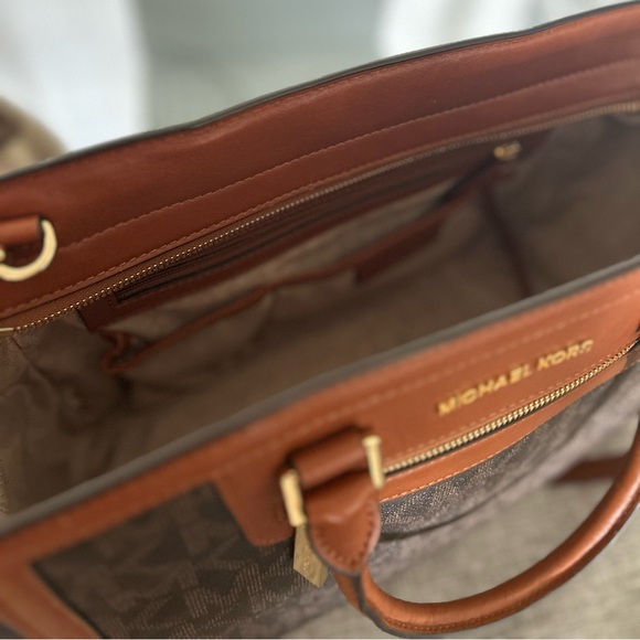 Michael Kors Tote Bag - Picture 3 of 6